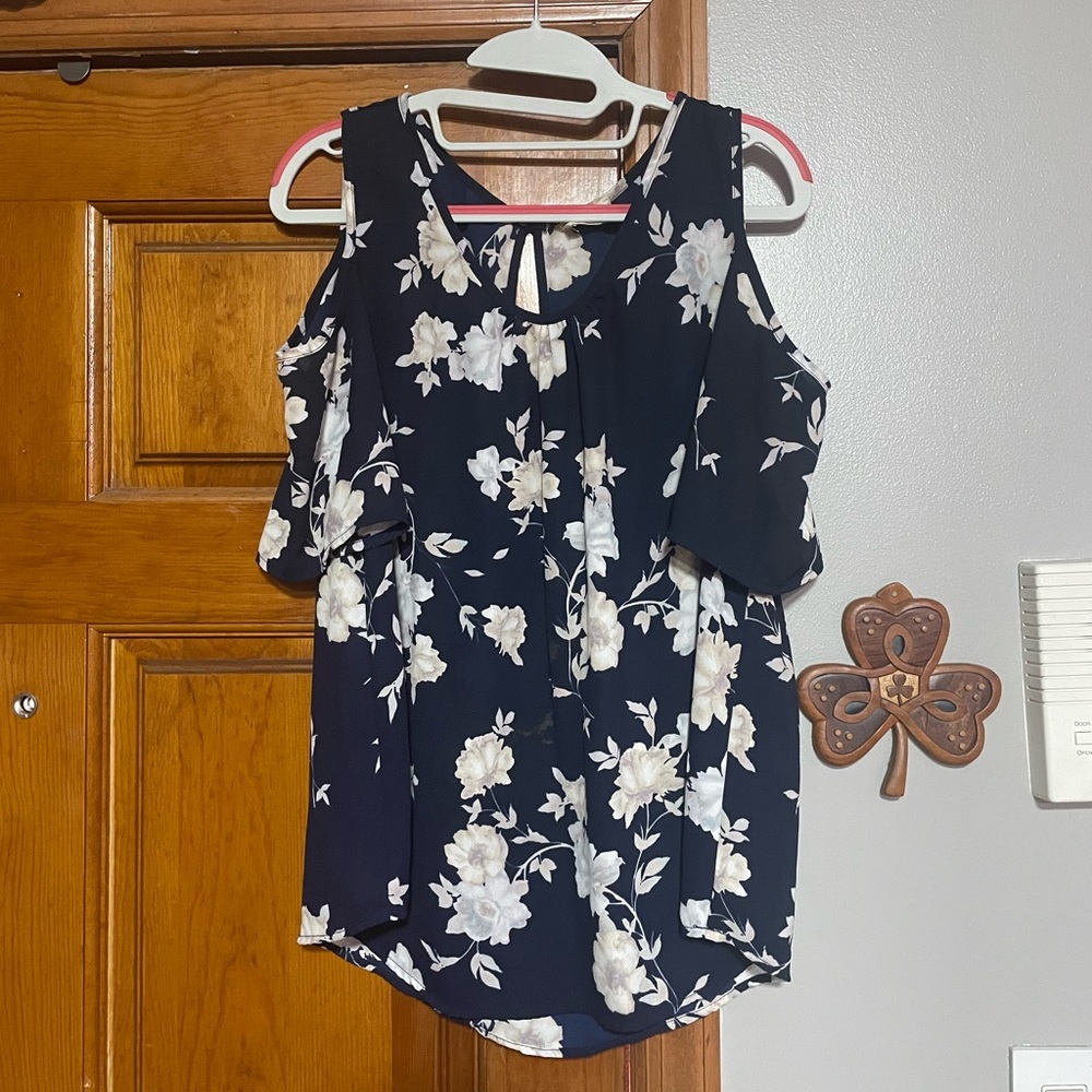 Sienna Sky Size Large Women’s Navy Blue Floral Cold Shoulder Top Blouse